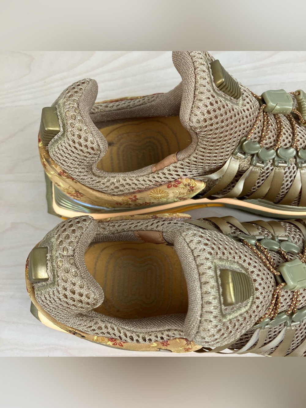 Nike Women’s Size 8.0 Shox Gravity Metallic Gold Floral Athletic Training Shoes - Picture 9 of 11